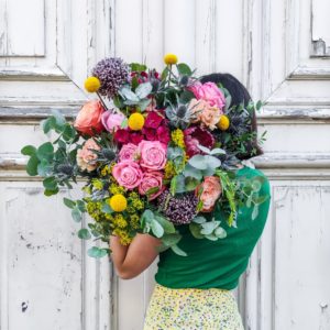 craspédia, roses, eucalyptus