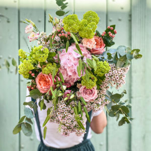 Bouquet de fleurs aux tonalités saisonnières, créé sur mesure dans notre atelier au Mans